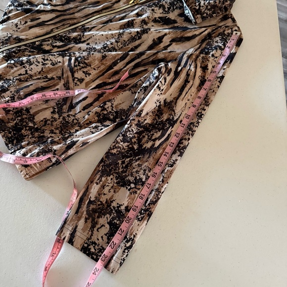 Zenergy by Chico’s Animal Stripe Jacket Zip Shiny Black/Brown Sz 12 (Chico’s 2) - Picture 9 of 14